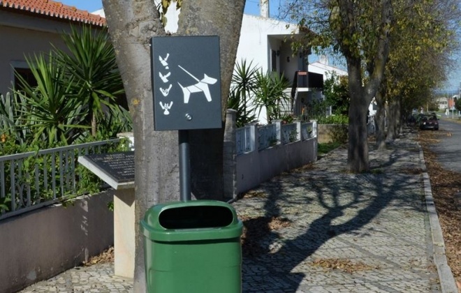 Ferreira do Alentejo conta com dispensadores de sacos para dejetos caninos