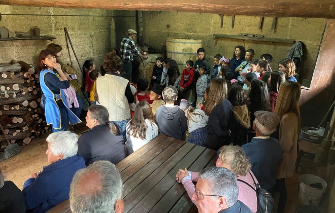 Crianças e idosos visitaram Museu do Medronho em São Teotónio