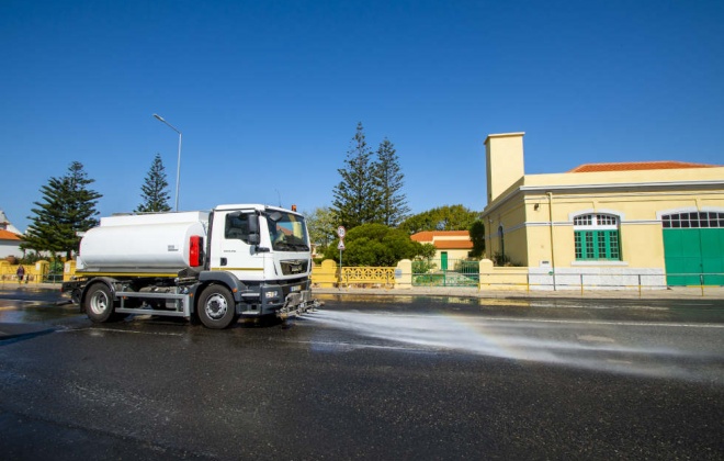 Sines reforça lavagem de ruas com camião-cisterna