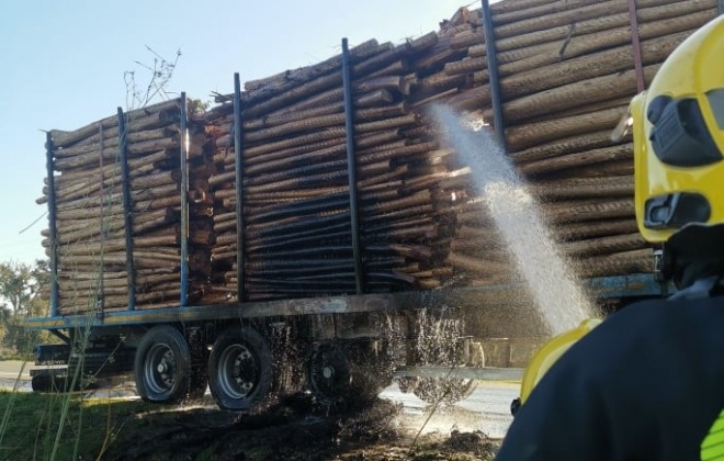 Camião arde parcialmente no IC1 em Canal Caveira, Grândola