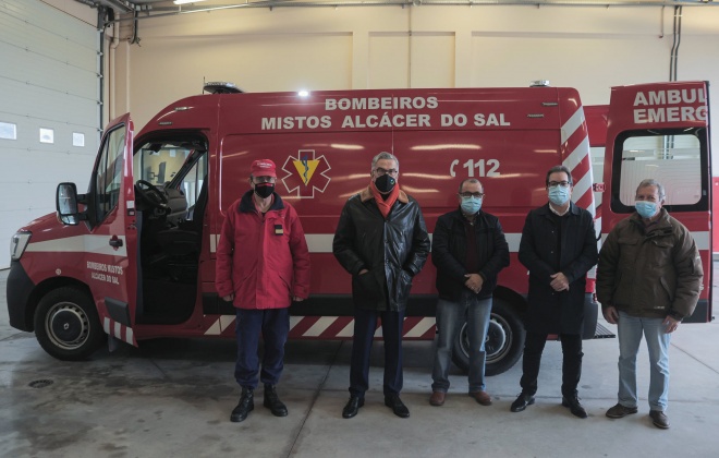 Município oferece ambulância aos bombeiros de Alcácer do Sal