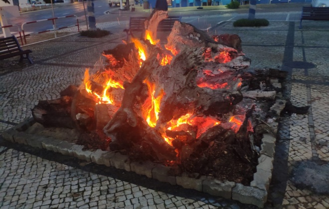 Tradicional madeiro de Natal acendeu-se na aldeia de Santa Susana