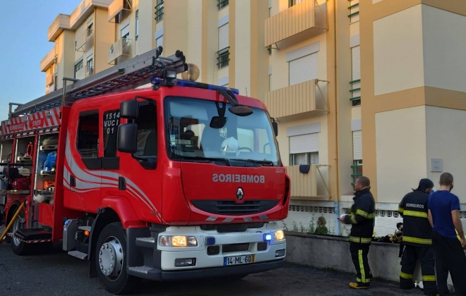 Incêndio em cave obriga a evacuar prédio em Sines