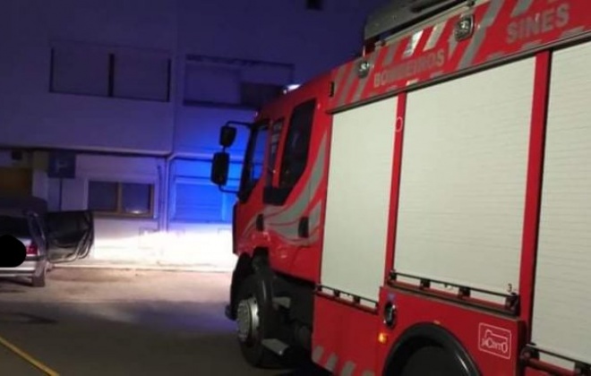 Incêndio consome parcialmente viatura em Sines