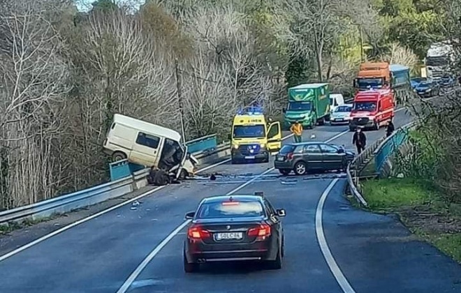 Acidente de viação em Águas de Moura causou um morto e 5 feridos graves