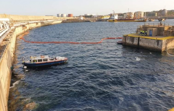 Incidente de poluição no interior do porto de Sines