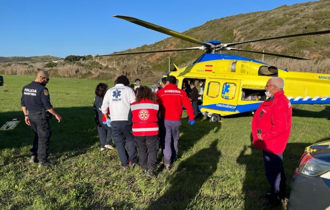 Auxiliado homem em dificuldades na praia das Furnas em Vila do Bispo