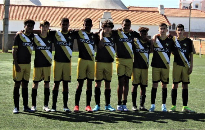 Nove atletas do Vasco da Gama de Sines no treino da seleção da A.F. Setúbal