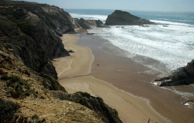 Homem foi resgatado com vida na praia dos Alteirinhos em Odemira