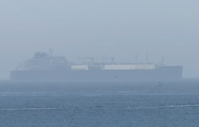 Navio com gás russo está fundeado ao largo do porto de Sines