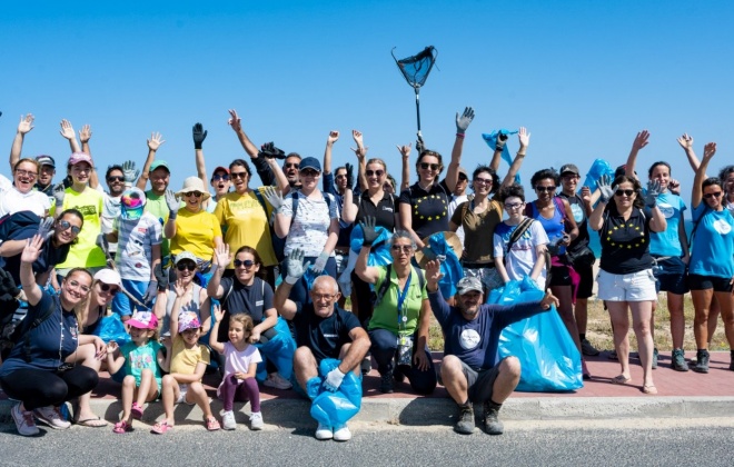 Voluntários limpam a praia da Costa do Norte