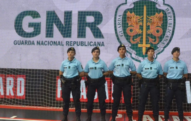 Militares da GNR do sexo feminino garantem segurança em jogo de futsal
