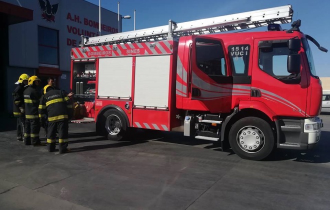 Bombeiros de Sines combateram incêndio urbano