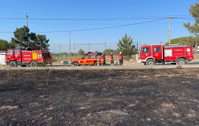 Bombeiros de Santo André combateram incêndio em Deixa-o-Resto