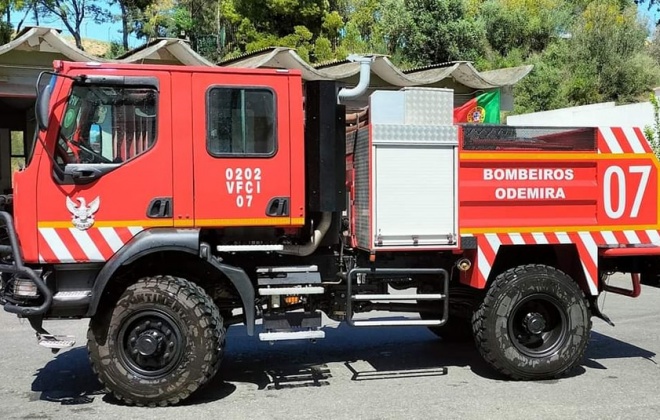 Bombeiros de Odemira e Milfontes combatem incêndio em Faro