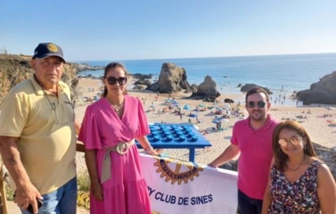 Rotary Club de Sines e Junta de Freguesia colocam cinzeiros nas praias da Samouqueira e Praia Grande