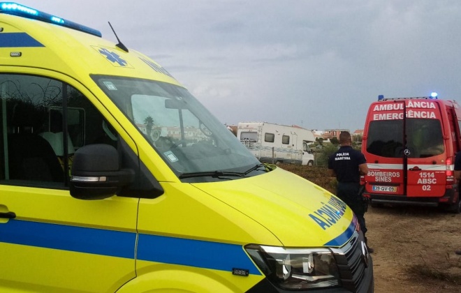 Mulher com convulsões foi retirada de praia em Porto Covo
