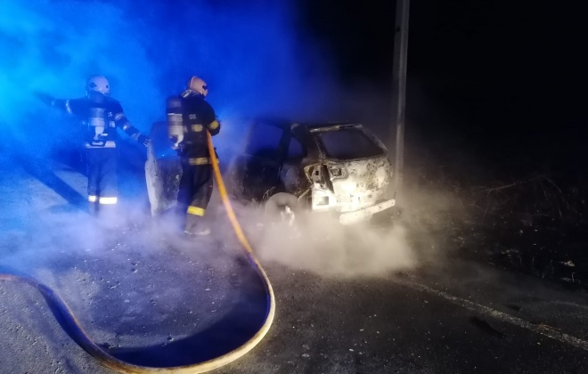 Incêndio consumiu viatura ligeira em Porto Covo