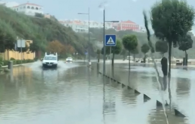 Chuva intensa inunda a Avenida Vasco da Gama em Sines