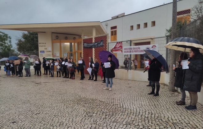 Professores manifestaram-se à porta da Escola Vasco da Gama em Sines