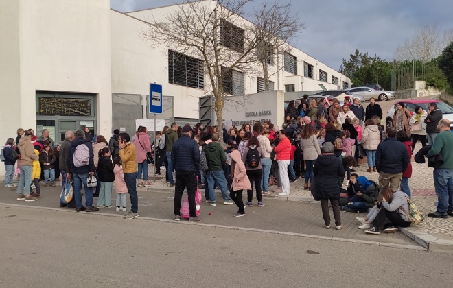 Professores, auxiliares e pais manifestaram-se na Escola Frei André da Veiga em Santiago do Cacém