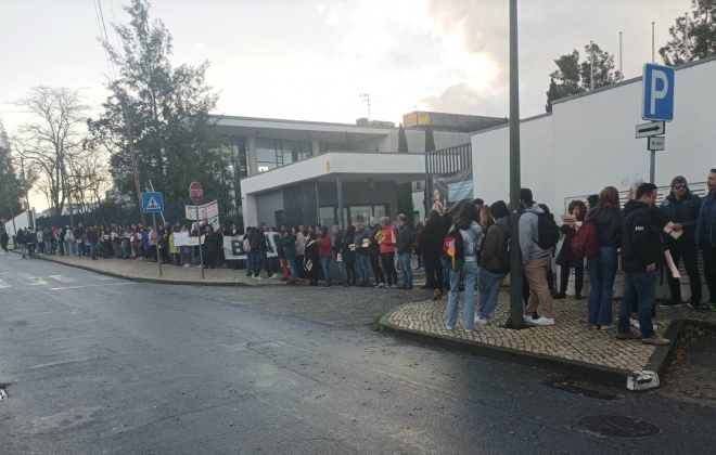 Professores, assistentes operacionais, alunos e pais formaram cordão humano em Alcácer do Sal