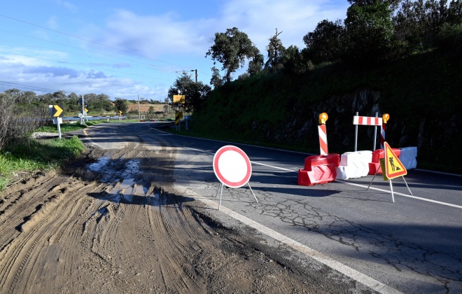 Câmara de Santiago do Cacém exige suspensão imediata dos trabalhos na EN121 para garantir segurança da população e transporte de alunos