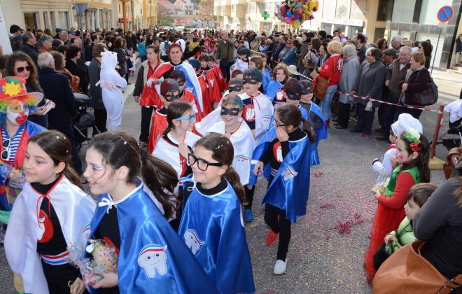 Folia regressa às ruas de Santiago do Cacém com o Carnaval das Escolas