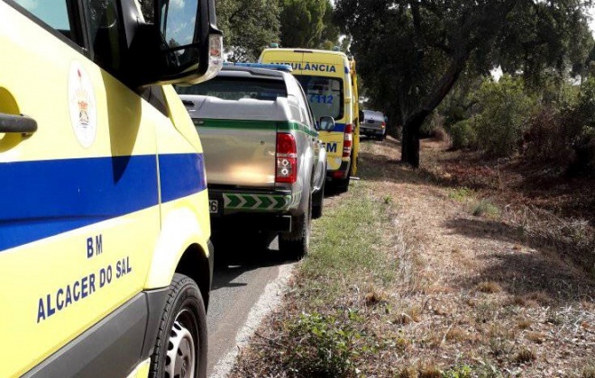 Colisão entre motociclo e automóvel provoca ferido grave em Alcácer do Sal