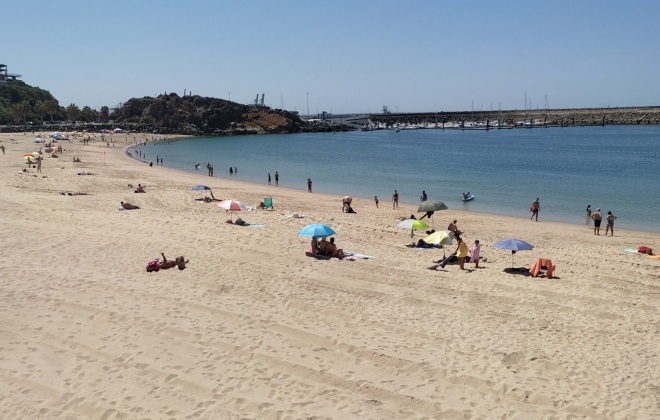 Sinienses "combatem" o calor na praia Vasco da Gama em Sines