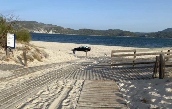 Táxi ficou atolado no areal da praia de Troia em Grândola