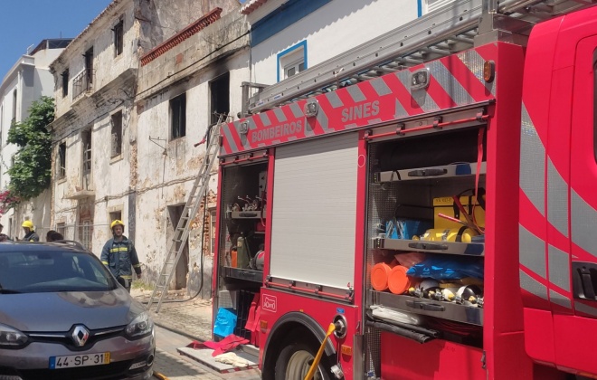 Bombeiros combateram incêndio em casa devoluta em Sines