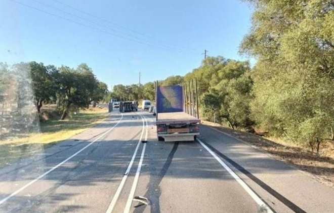 Colisão provoca um ferido grave numa colisão entre um camião e um ligeiro na Marateca