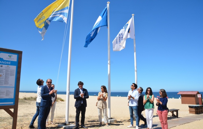 Cerimónia oficial do hastear da bandeira “Qualidade de Ouro 2023” realizou-se ontem na praia da Costa de Santo André