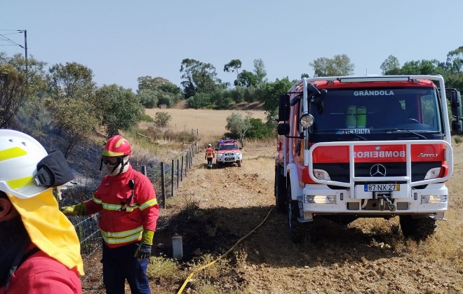 Bombeiros combateram incêndio em Azinheira de Barros no concelho de Grândola