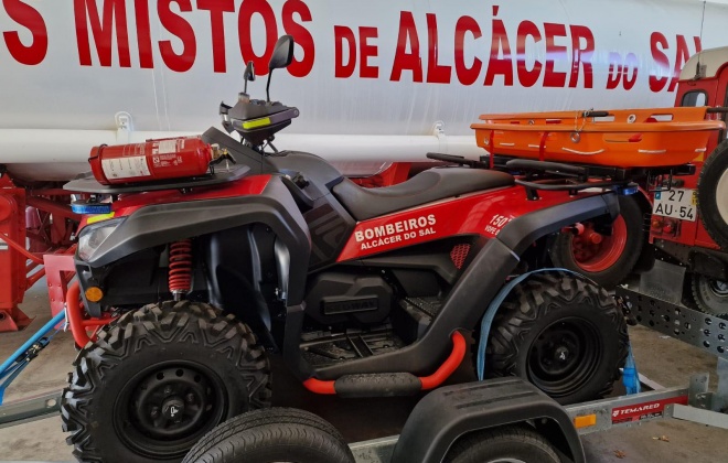 Câmara Municipal ofereceu uma moto-quatro aos Bombeiros de Alcácer do Sal