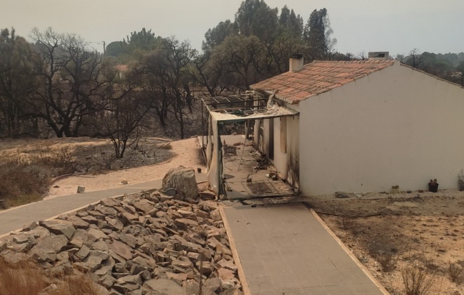 Incêndio em São Teotónio e Aljezur combatido por 1025 operacionais