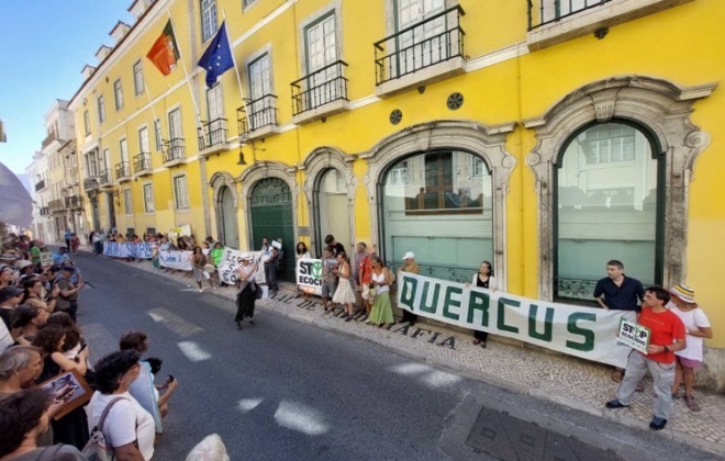 Duas centenas de pessoas manifestam-se em Lisboa contra abate de sobreiros em Sines