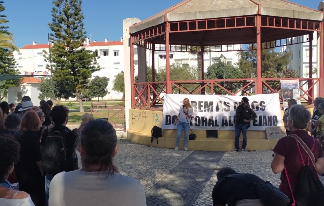 Populares manifestaram-se em Sines a exigir o fim da destruição do litoral alentejano