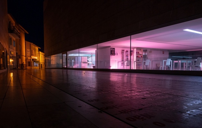 Município de Sines iluminou o Centro de Artes de cor de rosa