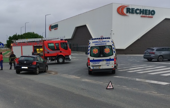 Colisão provoca um ferido ligeiro na zona comercial de Sines