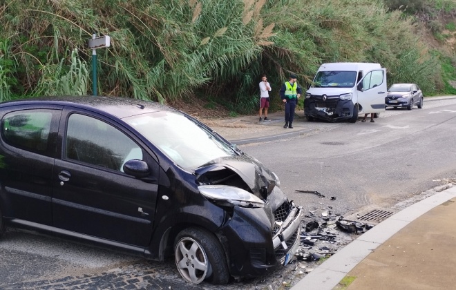 Colisão provoca dois feridos ligeiros na Avenida Vasco da Gama em Sines