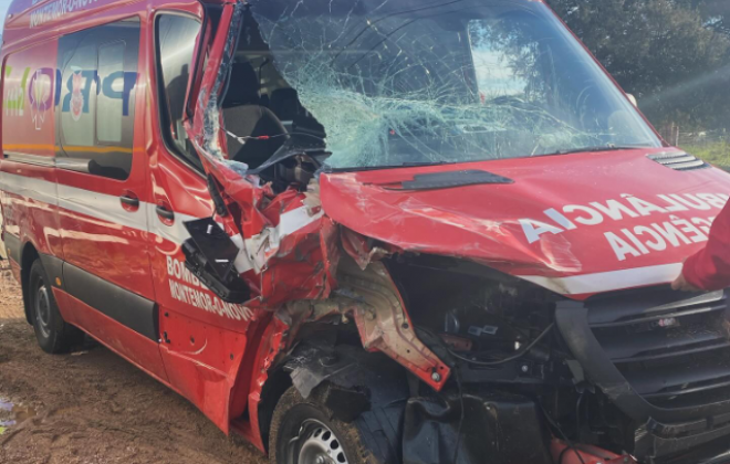 Colisão entre camião e ambulância provoca ferimentos em dois bombeiros