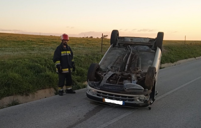 Despiste seguido de capotamento provocou um ferido ligeiro