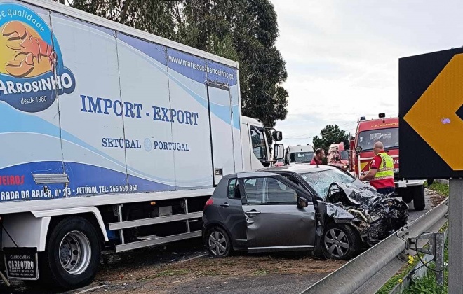 Colisão provoca dois feridos graves na Ribeira da Azenha em Vila Nova de Milfontes