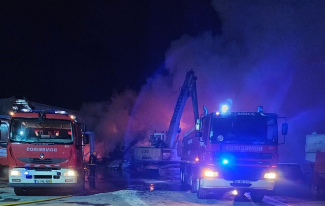 Incêndio em sucata na ValorSines está em fase de rescaldo