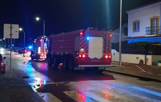 Bombeiros combateram incêndio urbano em Sines