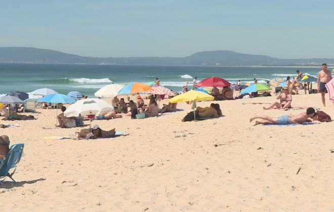 Surfistas resgataram esta tarde três pessoas na praia da Comporta em Grândola