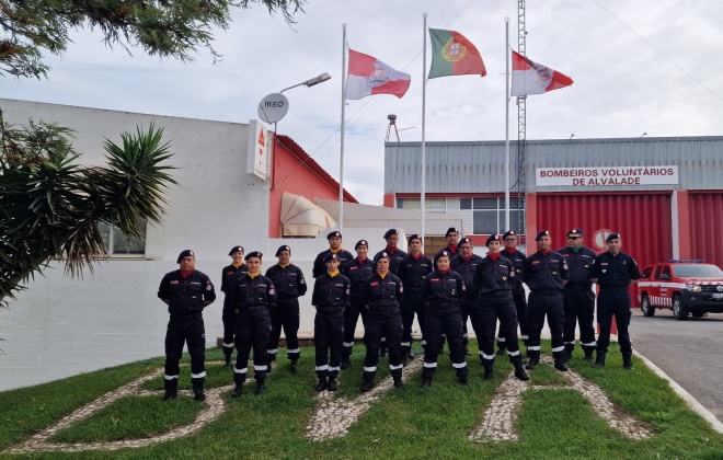 Bombeiros de Alvalade apresentaram hoje o novo fardamento