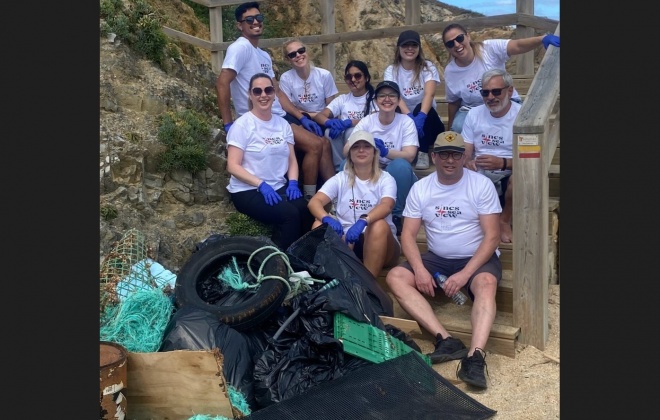 Colaboradores do hotel Sines Sea View realizaram ação de limpeza na praia da Costa do Norte em Sines